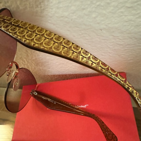 Salvadore Ferragamo sunglasses. New with box - Picture 3 of 8